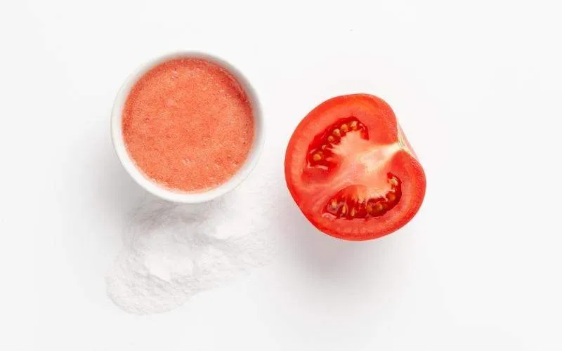 cach-lam-trang-rang-tai-nha-bang-ca-chua-2